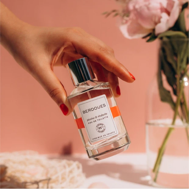 Eau De Toilette Pivoine & Rhubarbe, 100ml 2 Eau De Toilette Pivoine & Rhubarbe, 100ml – Image 2