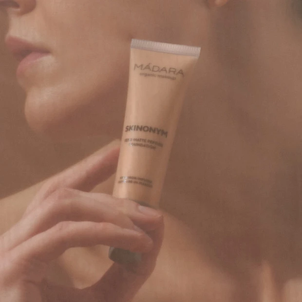 Madara Skinonym Fond De Teint Semi-Mat Aux Peptides 20 Ivory, 30ml 4 Madara Skinonym Fond De Teint Semi-Mat Aux Peptides 20 Ivory, 30ml – Image 4